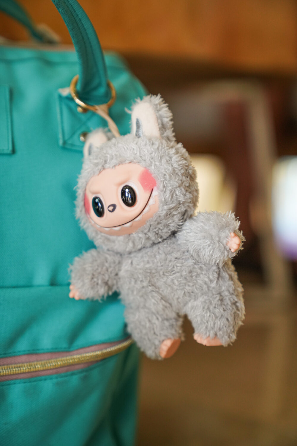 PELUCHE THE MONSTERS -  Gris - Imagen 4